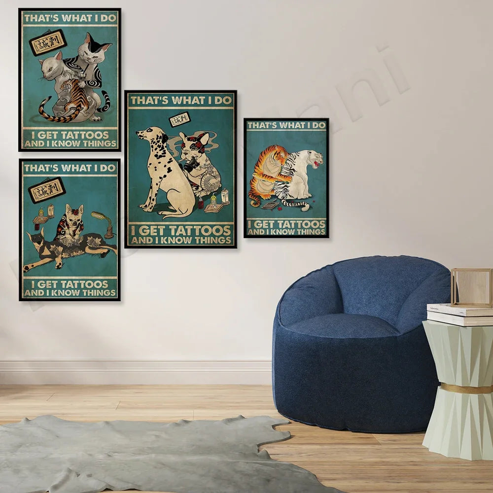 Cette image présente une collection d'affiches murales illustrant différentes espèces de chats dans des poses humoristiques, soulignant le message "That's what I do, I get tattoos and I know things".
