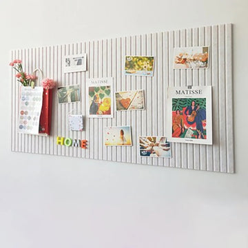 panneau rangement mural moderne rayures verticales beiges crochets bois inclusion sac main vase fleuri