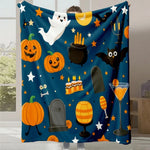Couverture confortable avec motifs d'Halloween festifs tels que des citrouilles, des fantômes, des chauves-souris et des pierres tombales sur un fond bleu nuit étoilé.