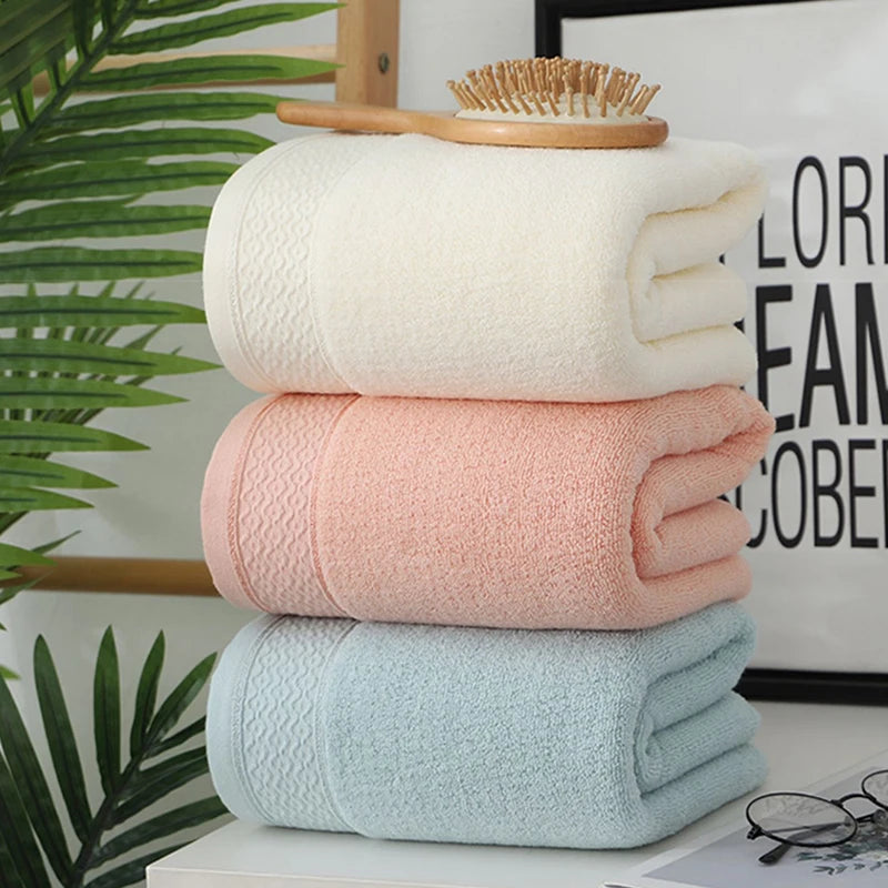 Serviette de bain 70x140 cm enroulée dans un panier en osier avec des accessoires de spa