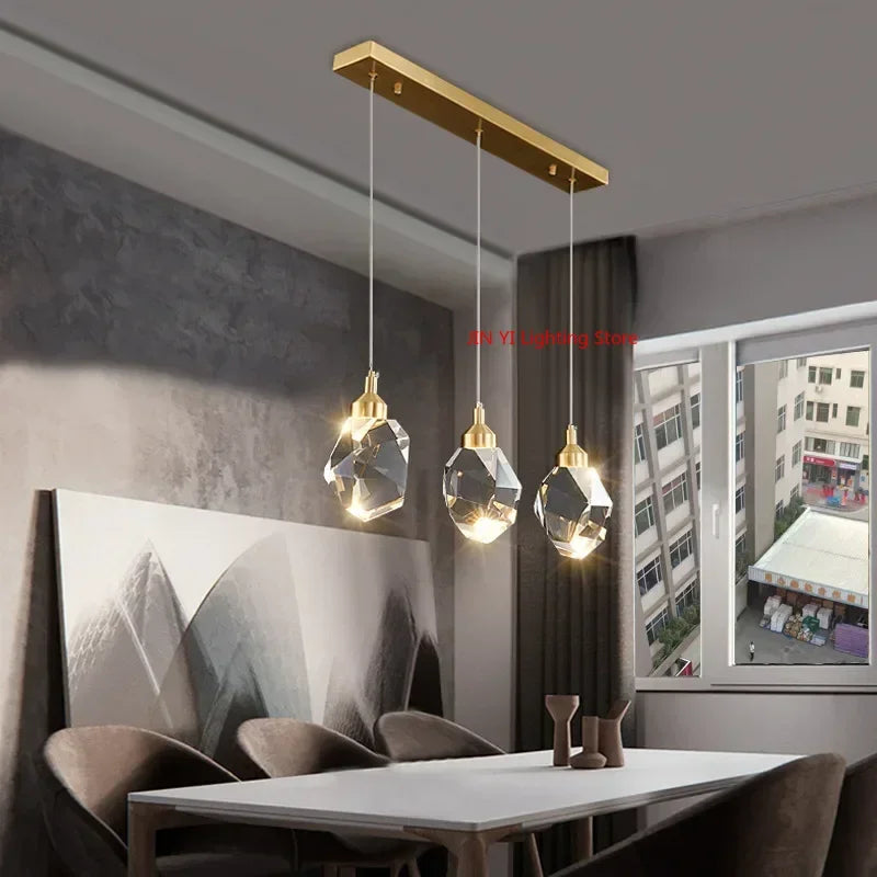 suspension lumineuse moderne or cristal led transparent facettes géométriques chambre élégante