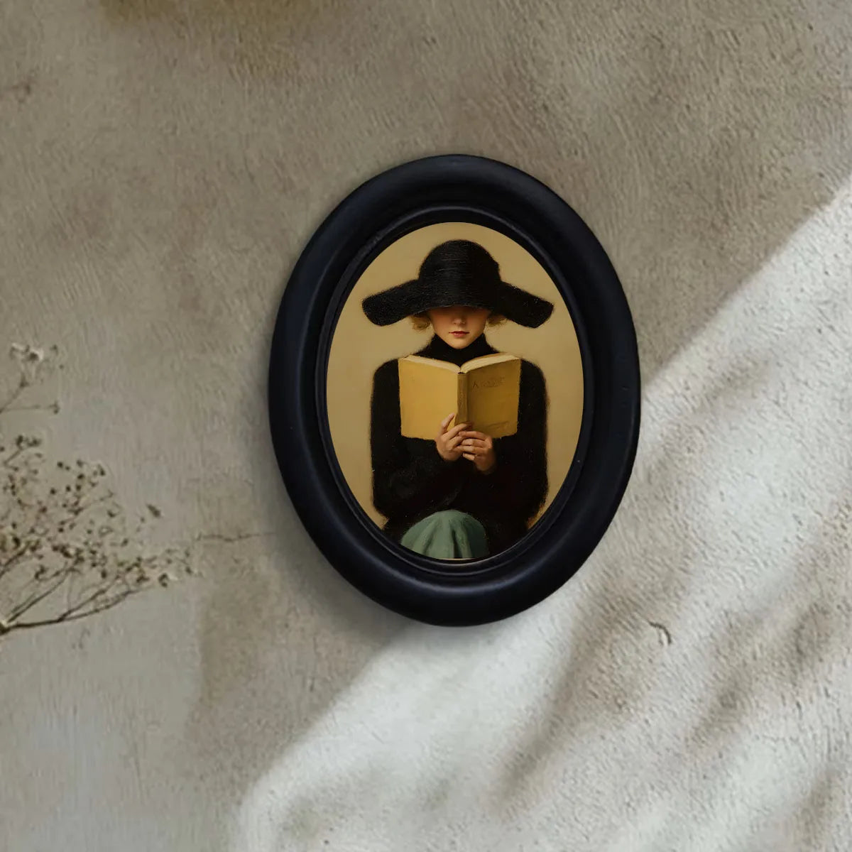 cadre photo ovale noir mat classique décoration murale bois femme lisant