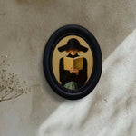 cadre photo ovale noir mat classique décoration murale bois femme lisant