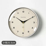 horloge murale quartz aiguille sourdine salon minimaliste visage unique fond blanc numéros noirs cadre