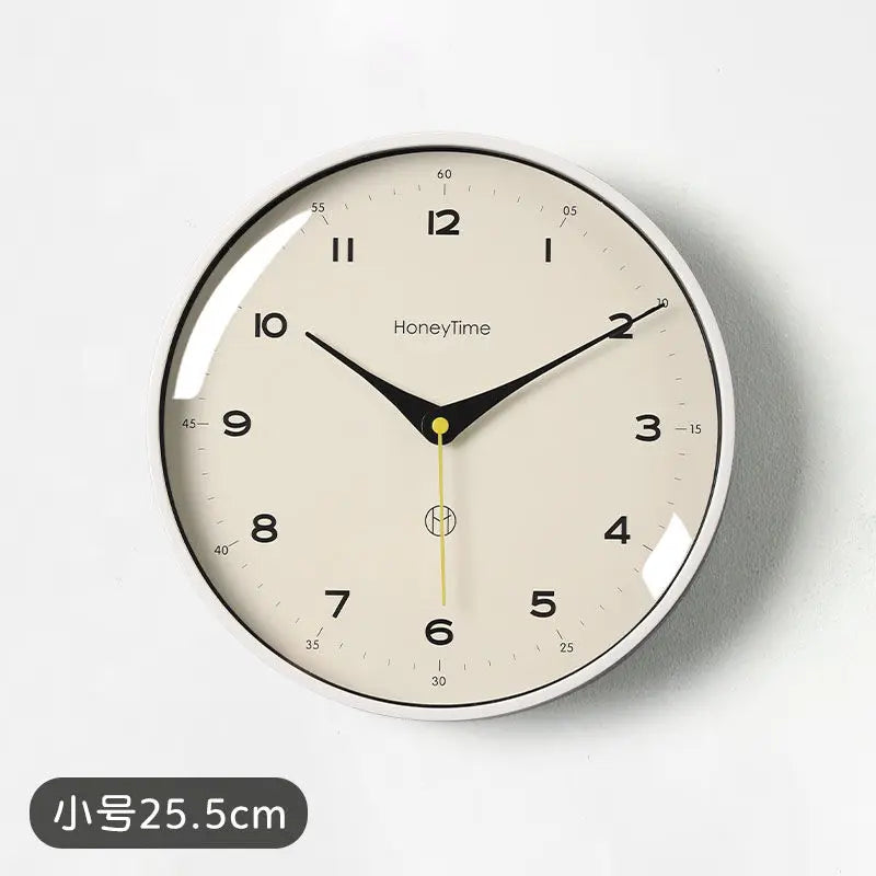 horloge murale quartz aiguille sourdine salon minimaliste visage unique fond blanc numéros noirs cadre