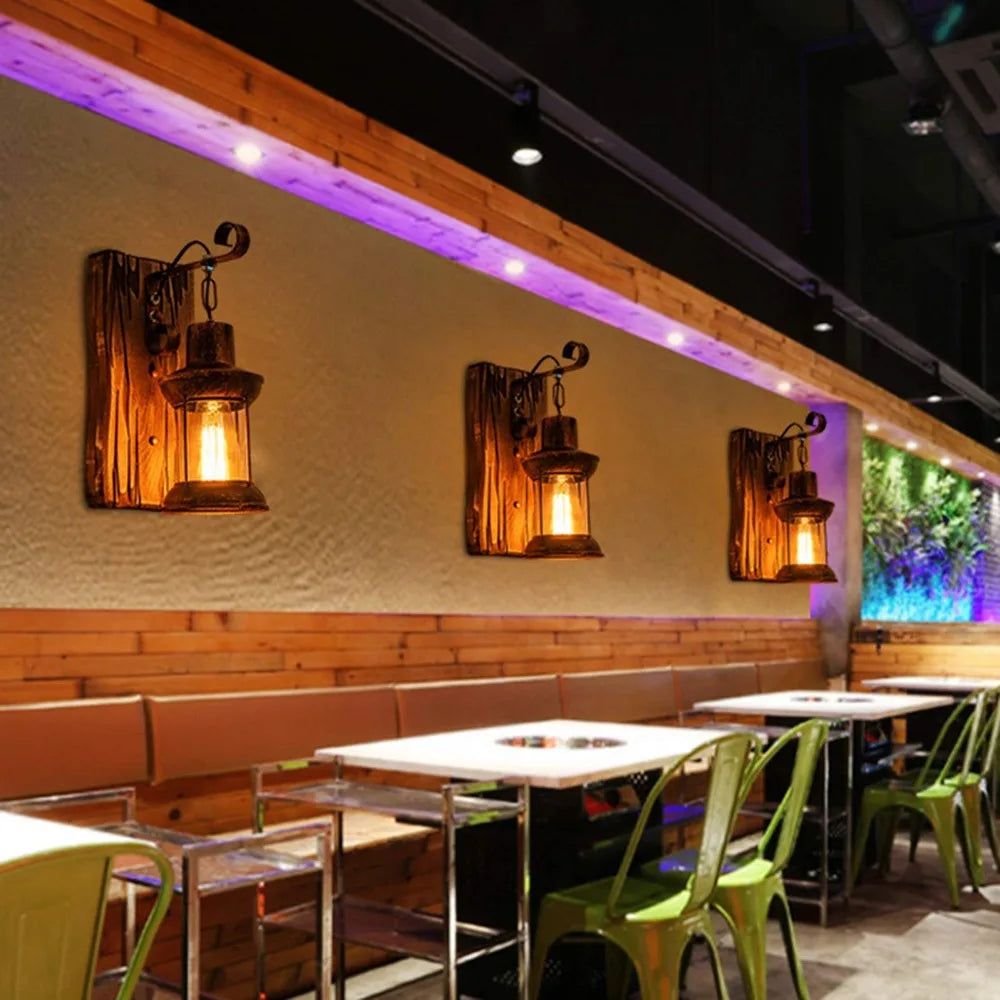 Détail de l'applique murale en bois et métal avec abat-jour blanc