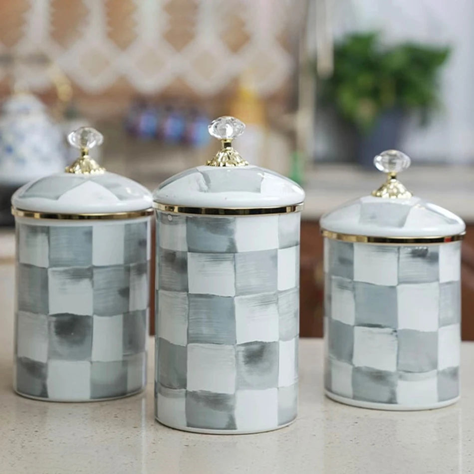 contenants cuisine porcelaine émaillée carreaux géométriques bleu blanc rose classiques