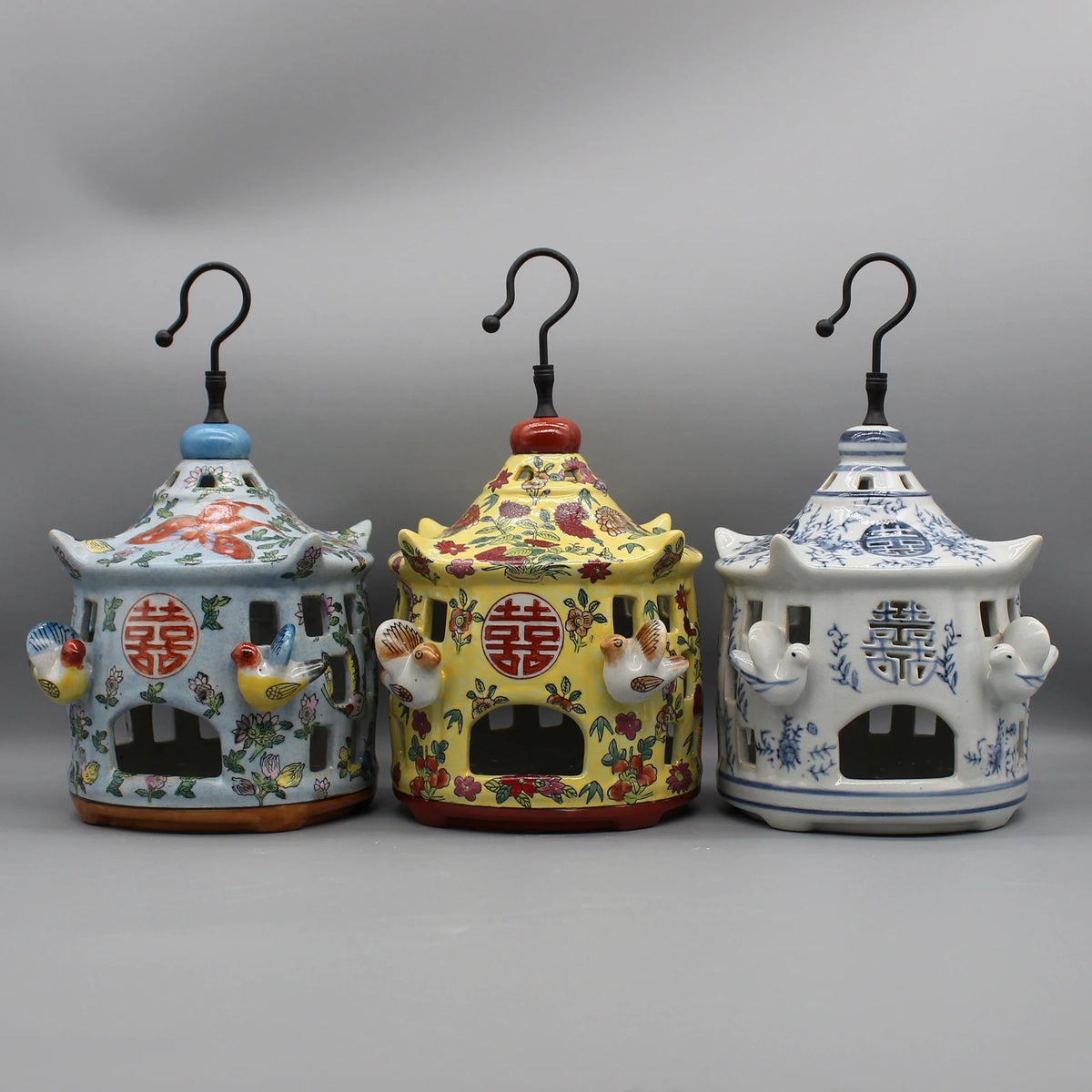 cage oiseaux céramique bleu jaune fleurs poissons symboles chinois artisanat traditionnel deco intérieure