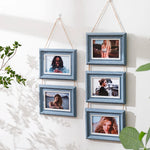 Cadre photo suspendu bleu dans une chambre familiale