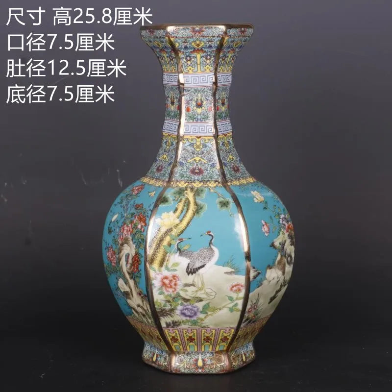 Vase décoratif en porcelaine avec des motifs floraux et des grues sur un fond turquoise.