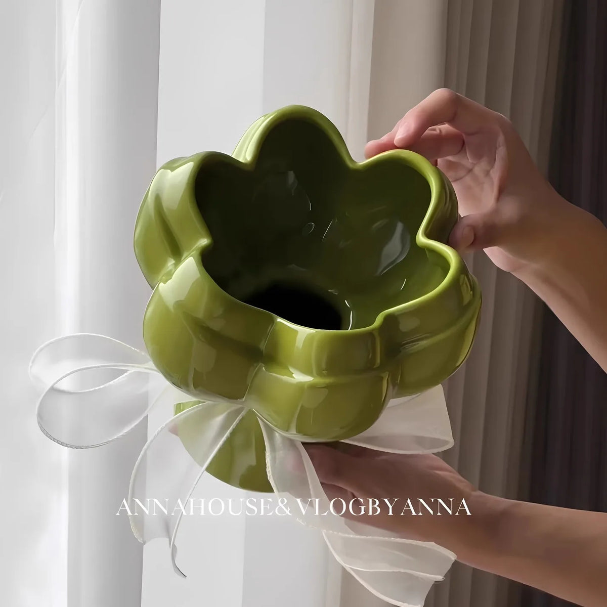 cache pot céramique vert olive fleurs artificielles ruban blanc moderne salon anniversaire décoration fleuriintérieur