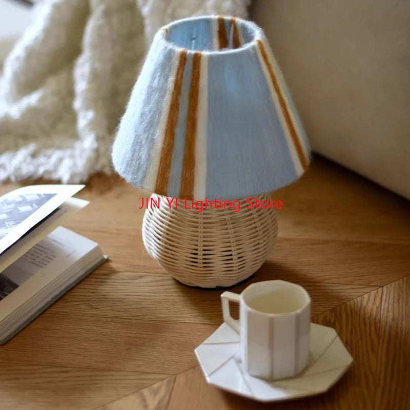 lampe table moderne rustique abat jour tissu rayures marron base rotin bleu clair