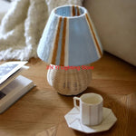 lampe table moderne rustique abat jour tissu rayures marron base rotin bleu clair