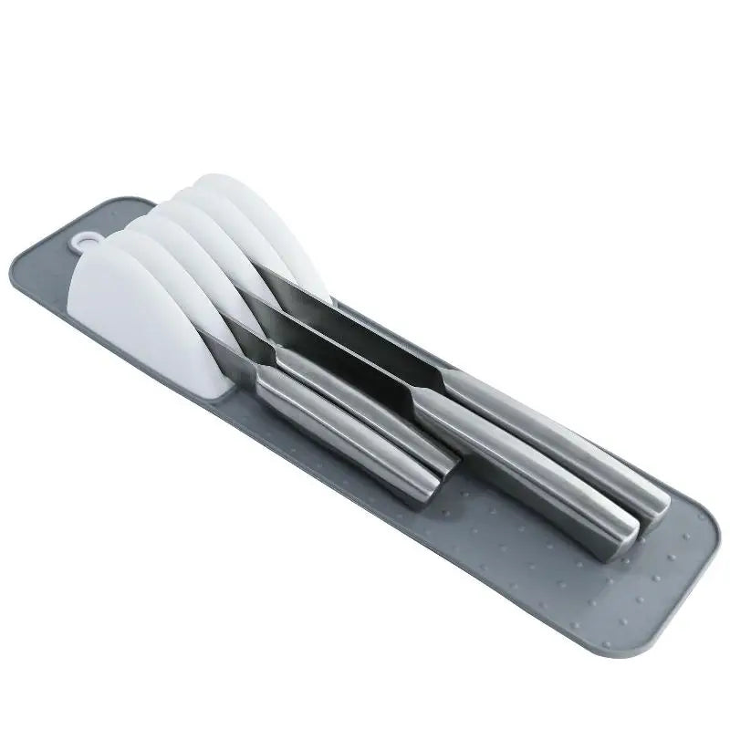 tapis cuisine moderne gris clair blanc points texturés rangement couverts couteaux antidérapants emplacements tiroirs