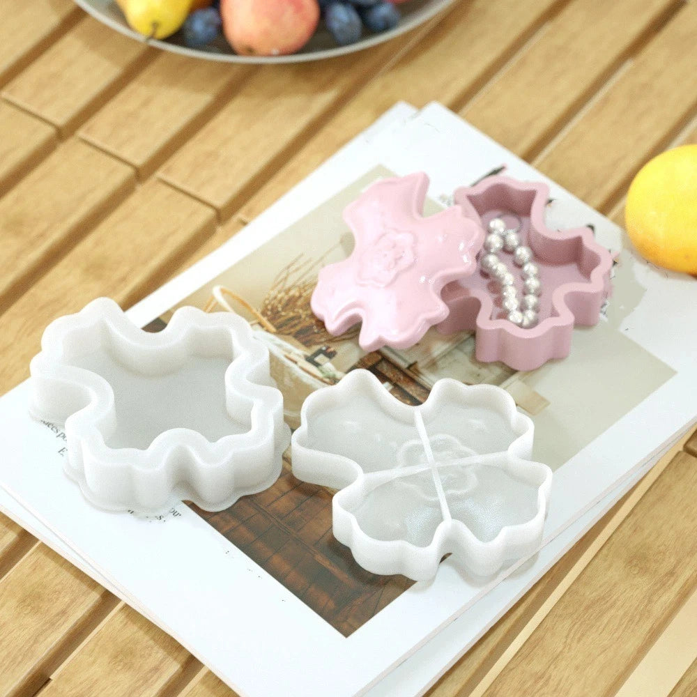 moule gâteau forme trèfle motif floral couvercle ondulé blanc rose pâle gris clair décoration