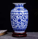 Le vase en porcelaine bleue et blanche présente un motif floral délicat et élégant, une œuvre d'art traditionnelle chinoise avec un caractère distinctif.