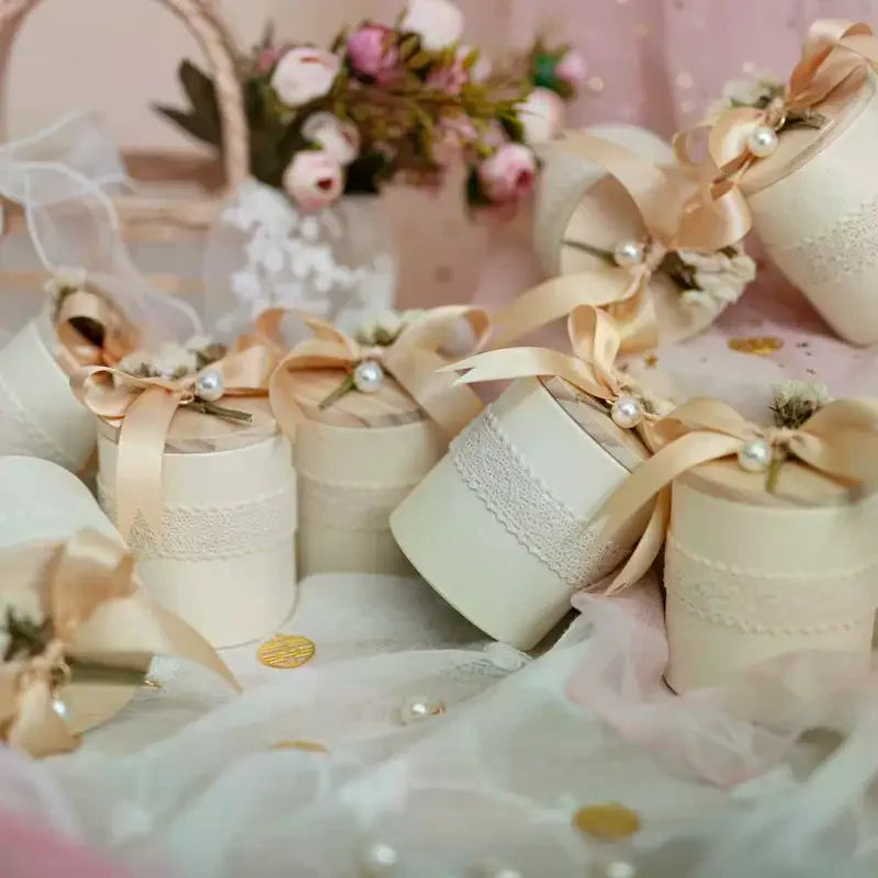 boîtes cadeaux mariage dentelle rubans satinés fleurs séchées nacrées élégantes romantiques blanc crème rose