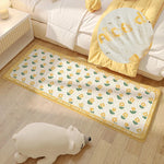 Tapis antidérapant avec motifs de fleurs moutarde et vertes, décoré d'un oreiller rond moelleux, posé dans une chambre avec un lit et un lampadaire.
