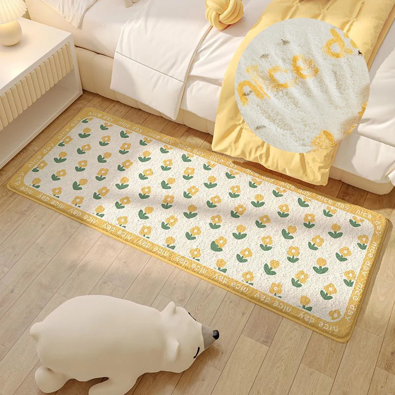 Tapis antidérapant avec motifs de fleurs moutarde et vertes, décoré d'un oreiller rond moelleux, posé dans une chambre avec un lit et un lampadaire.