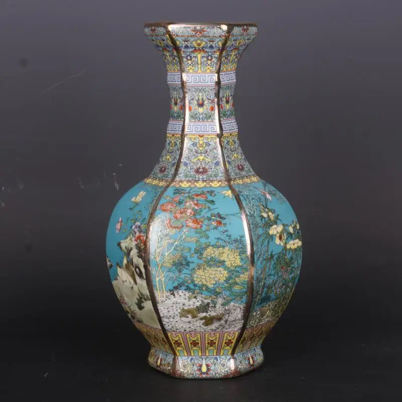 Vase en porcelaine chinoise de style cloisonné, décoré de motifs floraux, d'animaux et de symboles traditionnels sur un fond bleu turquoise.