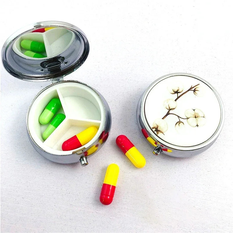boîte pilules argentée fleurs papillons bouton pression classique organisation médicaments portable unisexe adultes