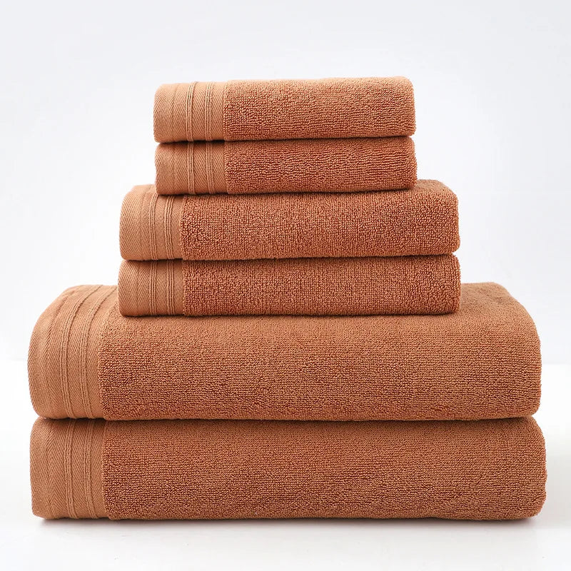 Piles de serviettes de bain marron empilées et pliées, prêtes à l'utilisation.