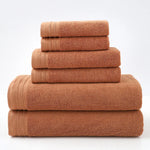 Pile de serviettes de bain grises dans une salle de bain moderne