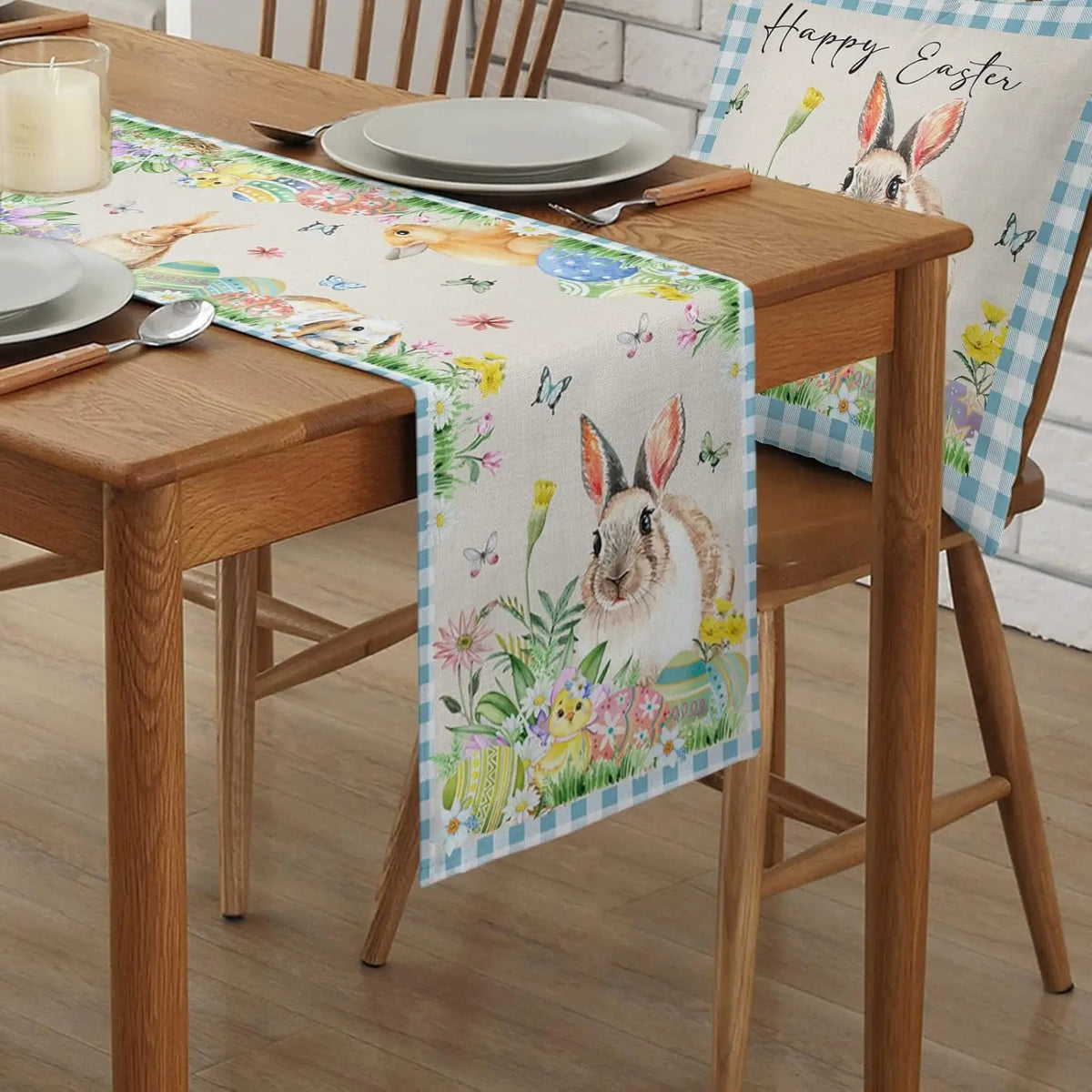 Une nappe de table en coton imprimée avec des motifs de Pâques, représentant des lapins et des fleurs, crée une ambiance chaleureuse et festive pour le repas.