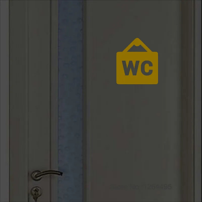Panneau toilettes jaune qui brille la nuit
