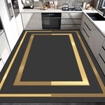Une cuisine moderne et élégante avec des accents dorés, des éléments en acier inoxydable et un motif géométrique noir et or au sol, créant une ambiance luxueuse et raffinée.