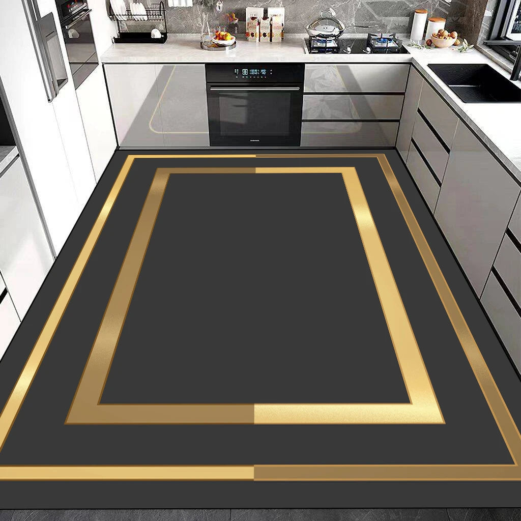 Une cuisine moderne et élégante avec des accents dorés, des éléments en acier inoxydable et un motif géométrique noir et or au sol, créant une ambiance luxueuse et raffinée.