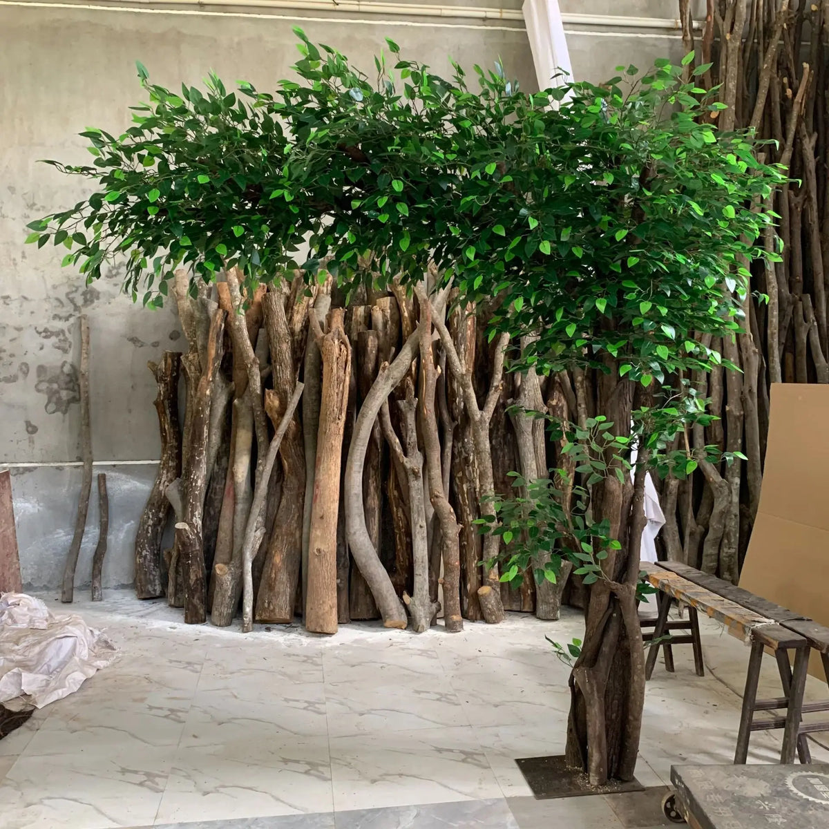 plante verte artificielle arbre banyan extérieur moderne feuilles vertes tronc brun herbe synthétique exposition