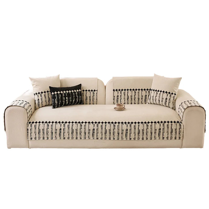 Un canapé moelleux de style moderne avec des motifs géométriques noirs et blancs, offrant un confort et une esthétique contemporaine.