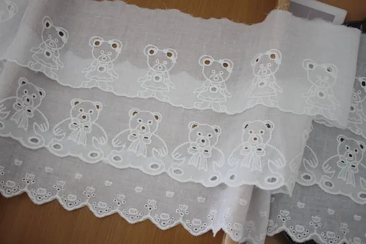 dentelle coton ours blanc motif noeud bordure dentelée ruban texturé semi transparent enfantin