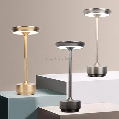 Lampe de table tactile LED design nordique noire sur table en bois