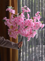 décoration intérieure branches fleurs artificielles cerises roses vertes mariage anniversaire