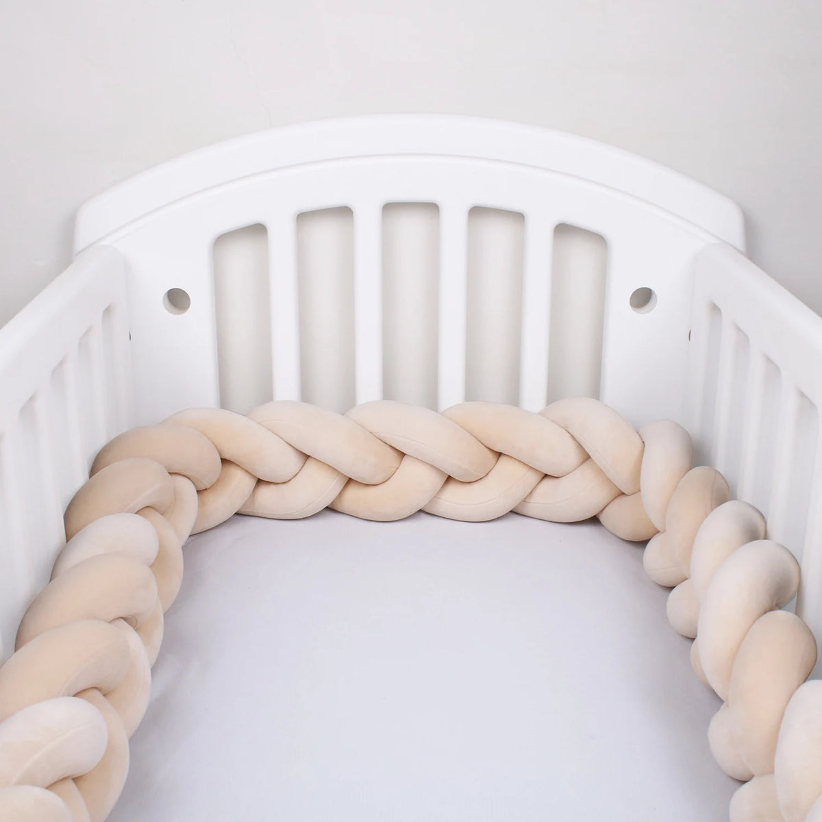 coussin noué bébé tissu doux texture tressée beige clair moderne confortable sécurité chambre anti