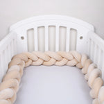 coussin noué bébé tissu doux texture tressée beige clair moderne confortable sécurité chambre anti