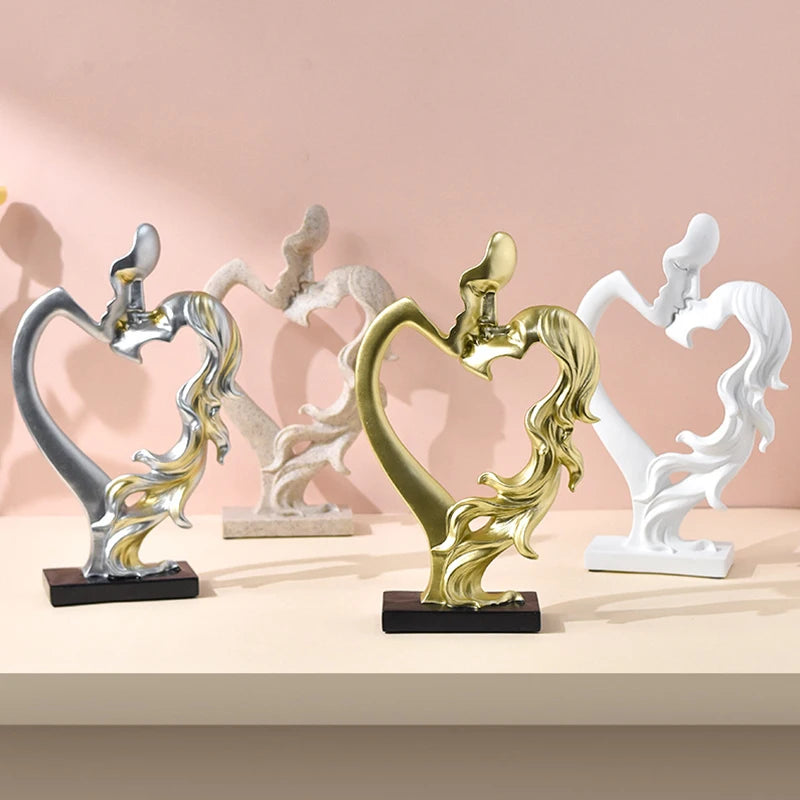 statuette moderne couple enlacés forme cœur résine blanche dorée argentée romantique decoration interieur base