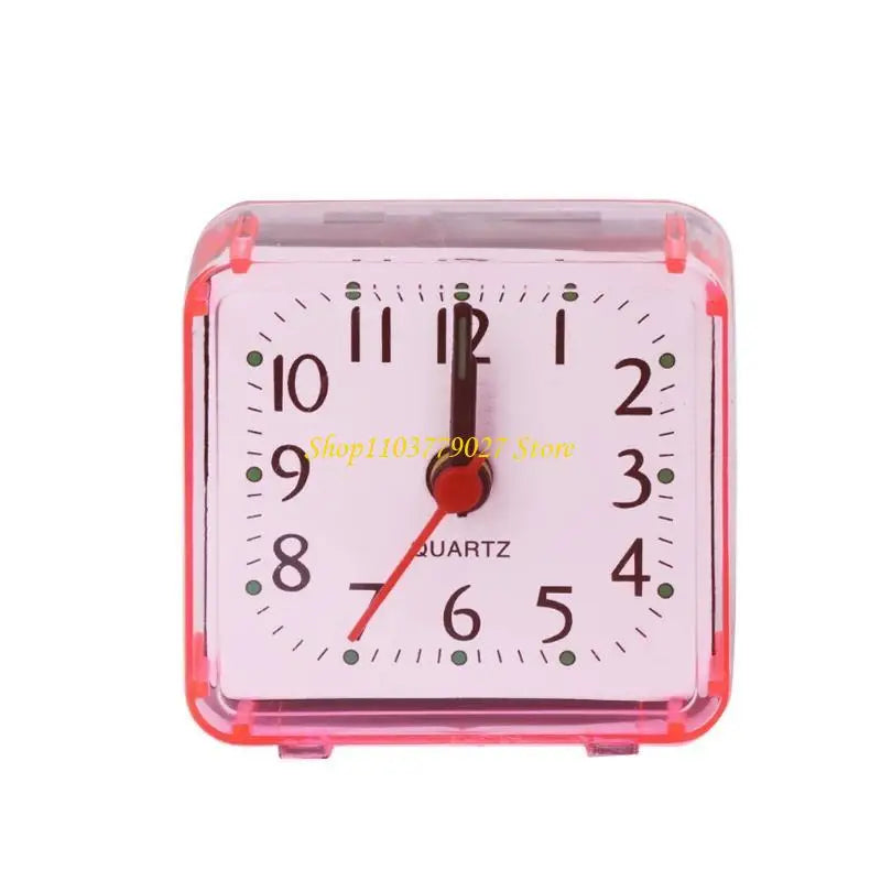 horloge carrée classique aiguilles numéros blanc rose bleu points verts pieds analogique