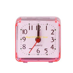 horloge carrée classique aiguilles numéros blanc rose bleu points verts pieds analogique
