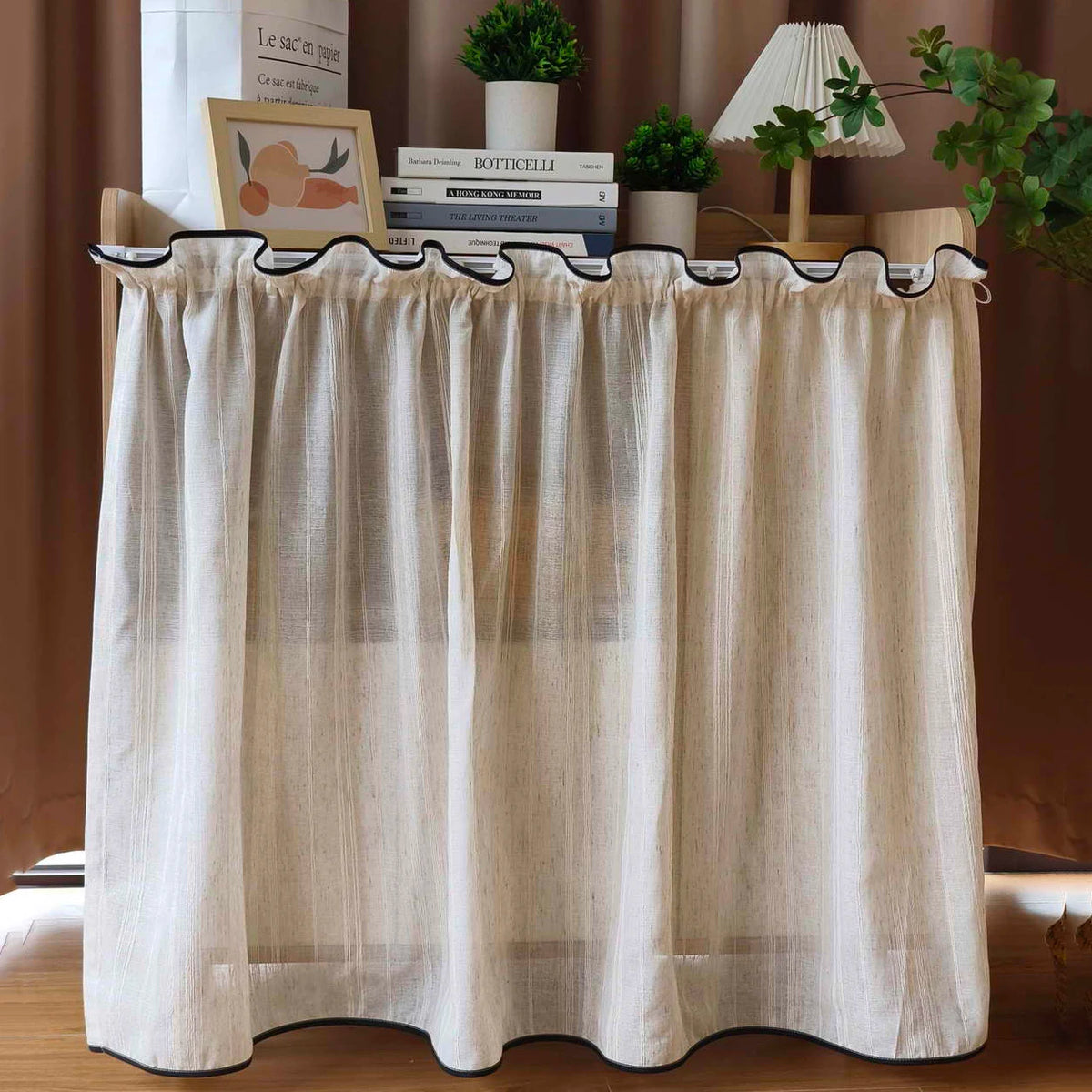 rideau plissé tulle transparent texture lin classique beige clair fenêtre opacité ruban noir decoration