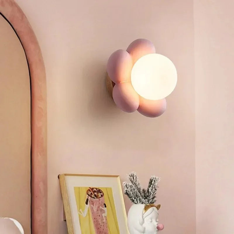 Applique murale LED fleur en résine blanche allumée dans une chambre
