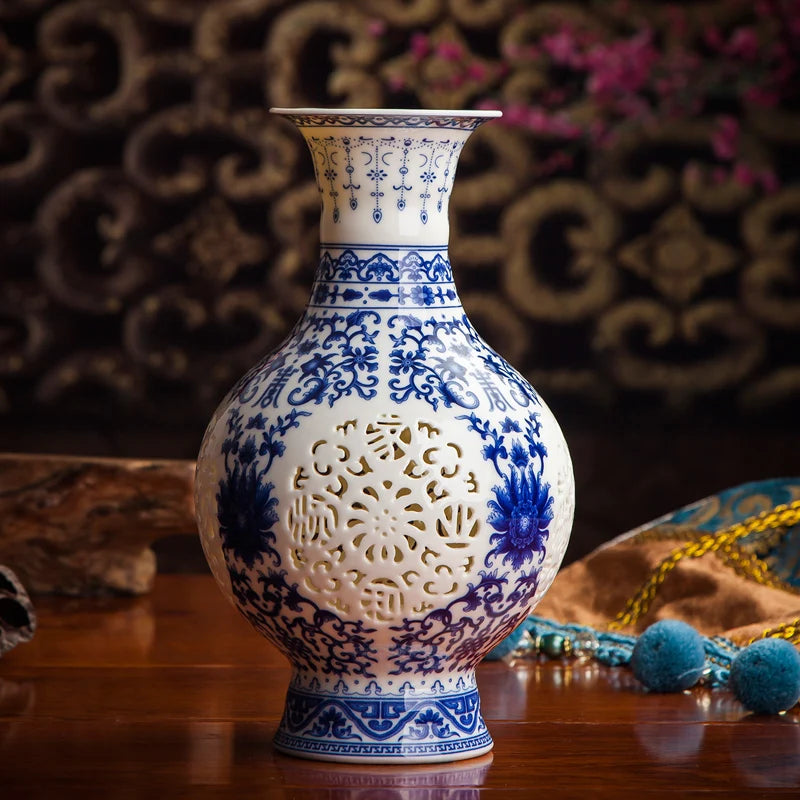 Vase en porcelaine bleu et blanc avec motifs de fleurs et de formes abstraites, sur une surface en bois.