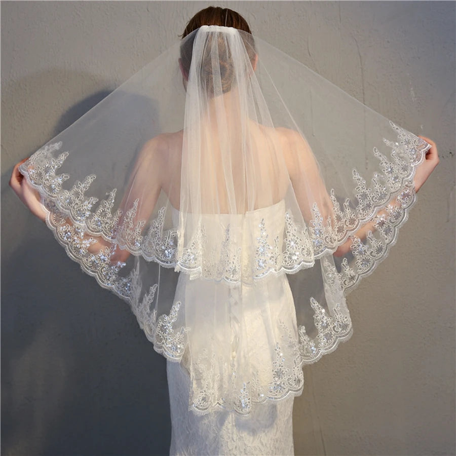 voile mariée deux couches dentelle motifs floraux robe blanche transparente romantique élégant sequins argentés