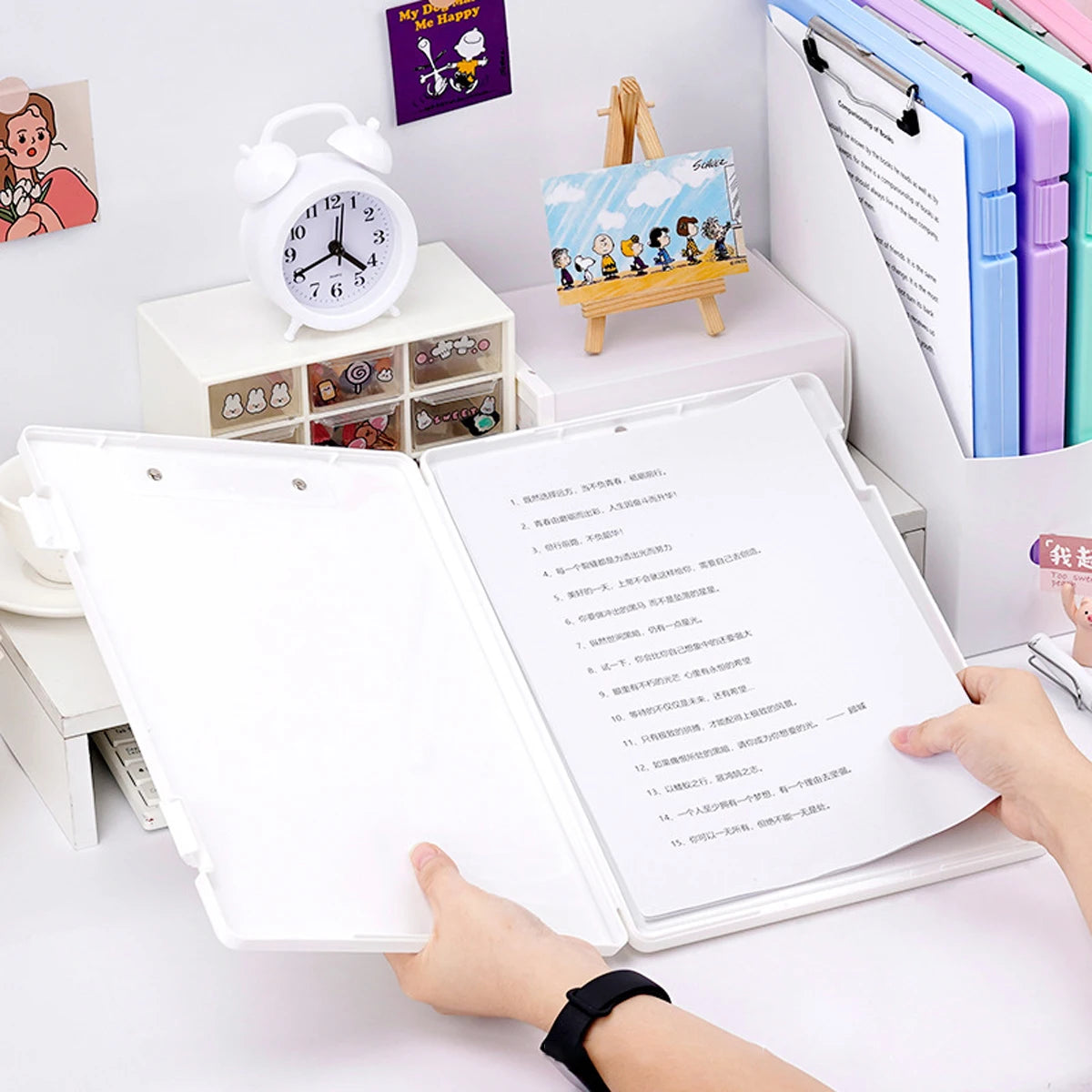 Comparaison taille boîte rangement A4 avec documents