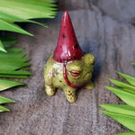 statuette grenouille peinte résine chapeau sorcière verte rouge bleue points noirs contemporaine extérieure ornement