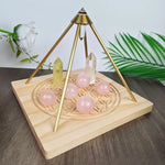 pyramide décorative cristal or bois pierres semi précieuses minimaliste gravures géométriques