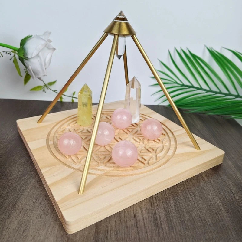 pyramide décorative cristal or bois pierres semi précieuses minimaliste gravures géométriques