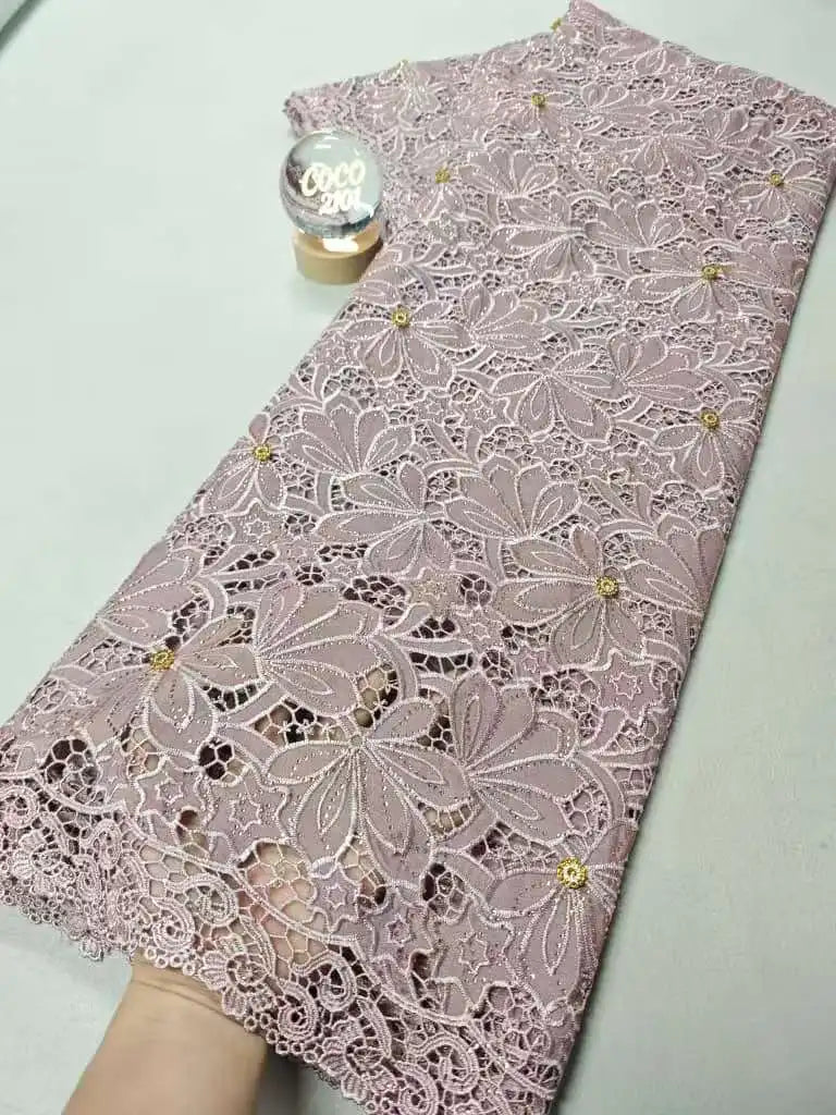 tissu dentelle polyester coton fleurs motifs floraux blanc rose clair noir vert dorées occasion